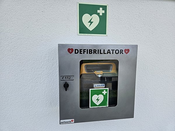 Defibrillator an der Trautwein-Grundschule in Moosbach